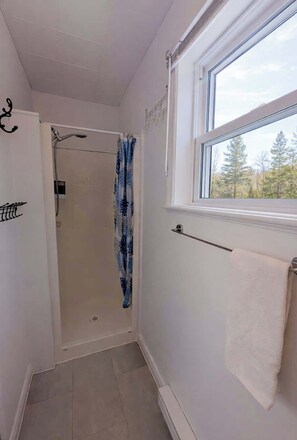 Shower, hair dryer, towels - Charlevoix - Chalet w/ Spa, BBQ, Firepit & Nature (Saint-Tite-des-Caps)