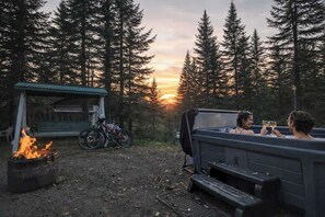 Outdoor spa tub - Charlevoix - Chalet w/ Spa, BBQ, Firepit & Nature (Saint-Tite-des-Caps)