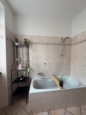 Bruser, hårtørrer, bidet, håndklæder