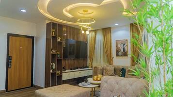 Chambre Familiale, balcon, vue ville | Coin séjour