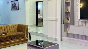 Una sala moderna con un sofá, una mesa de centro y un televisor.