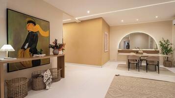 Family Room, Balcony, City View | Bahagian dalam
