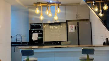 Chambre Familiale, balcon, vue ville | Cuisine privée