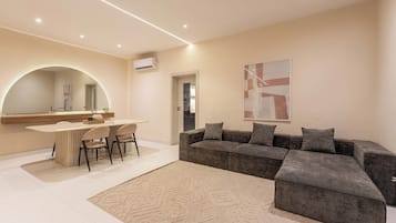 Family Room, Balcony, City View | Bahagian dalam