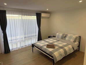 4 bedrooms, iron/ironing board, WiFi, bed sheets - Lakelands Escape! Enjoy the best of Mandurah (Lakelands)