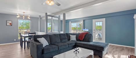 House, Multiple Beds, Hot Tub (Wake & Walk Retreat) | Living area