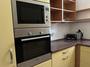 Fridge, microwave, oven, stovetop - First floor apartment in the old town of Sassnitz (Sassnitz)