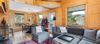 Mountain views/Hot Tub/ Room for the entire group