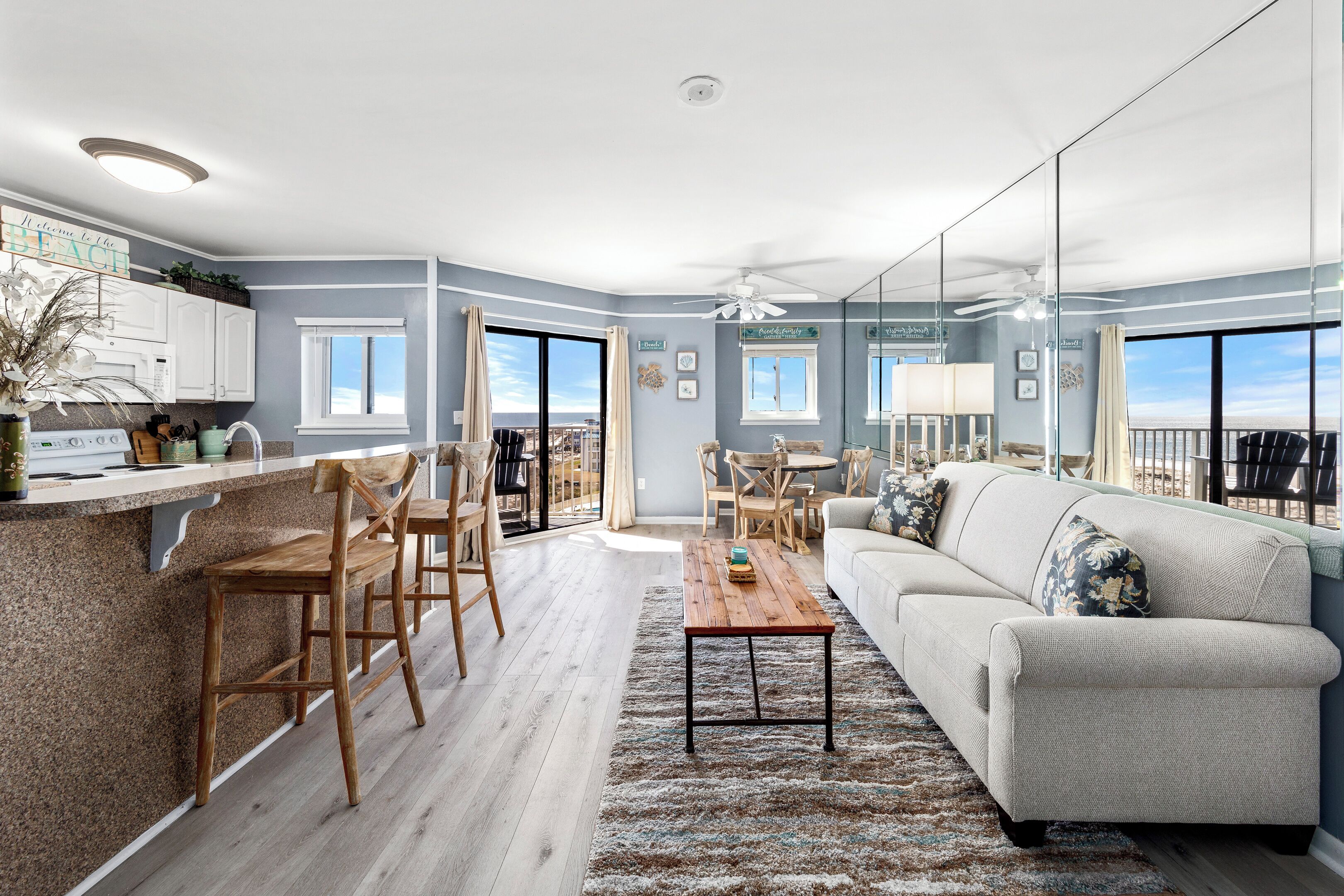 Ein modernes Wohnzimmer mit Sofa, Couchtisch und Essbereich.