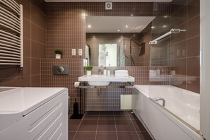 Een douche, een haardroger, handdoeken