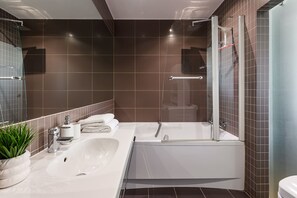 Shower, hair dryer, towels - Lumina apart with parking in Warsaw center (Warszawa)