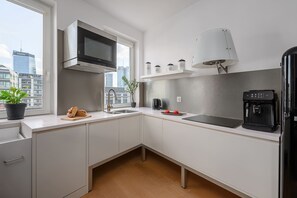 Een koelkast, een oven, een kookplaat, een vaatwasser