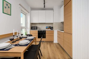 Fridge, microwave, oven, stovetop - Lumina 3-room Apart near Orientarium ZOO Łódź (Łódź)