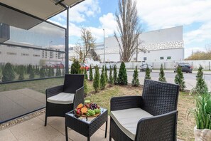Terrace/patio - Lumina apartment with patio and parking (Łódź)