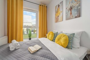 2 bedrooms, iron/ironing board, travel cot, WiFi - Lumina apartment with patio and parking (Łódź)