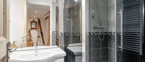 Douche, sĂšche-cheveux, serviettes fournies, papier toilette