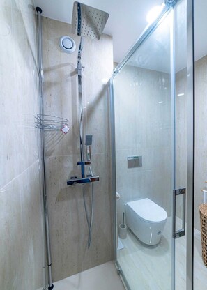 Hair dryer, towels, soap, toilet paper - Modern & Versatile Urban Refuge - APT Antas (Porto Antas)