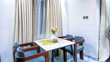 Junior Apartment, Balcony, City View | Dining