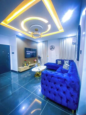 Apartamento junior, balcón, vistas a la ciudad | Zona de estar