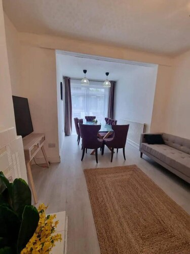 Spacious 3 Bed House-central London-garden-parking