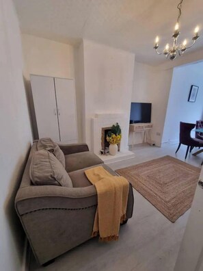 Living area - Tottenham 3-br, Sleeps 6, 10 min Walk to Tube (London)