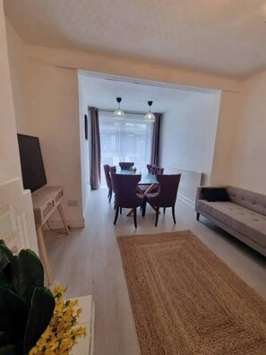 Living area - 3-bedroom Home Sleeps 6 With Private Garden (London)