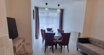 Tottenham 3-br, Sleeps 8, 10 min Walk to Tube