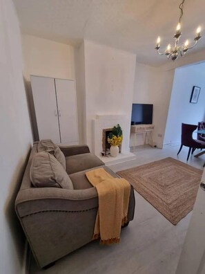 Living area - Spacious 3 Bed House-central London-garden-parking (London)