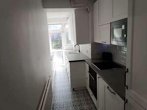 Fridge, microwave, oven, stovetop - Tottenham 3-br, Sleeps 6, 10 min Walk to Tube (London)