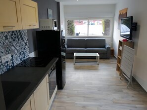 Private kitchen - Studio Apartment 'Meublé À 25 Min Des Plages' with Private Terrace, Wi-Fi and Air Conditioning (Saturargues)