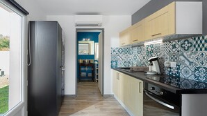 Una cocina moderna con refrigerador, armarios y un protector contra salpicaduras con diseño.
