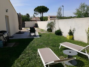 Outdoor dining - Studio Apartment 'Meublé À 25 Min Des Plages' with Private Terrace, Wi-Fi and Air Conditioning (Saturargues)