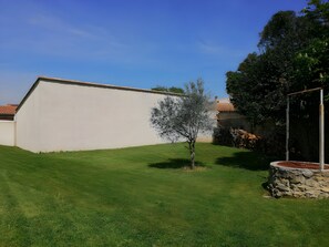 Property grounds - Studio Apartment 'Meublé À 25 Min Des Plages' with Private Terrace, Wi-Fi and Air Conditioning (Saturargues)