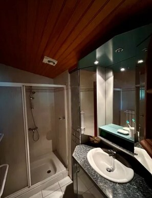 Dusche, Seife, Toilettenpapier