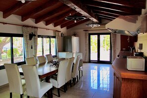 Fridge, microwave, oven, dishwasher - Can Tirenet accommodate 8 people Wi-Fi, swimming pool, tennis/padel (Alcudia)
