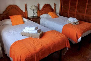 4 bedrooms, in-room safe, iron/ironing board, free WiFi - Can Tirenet accommodate 8 people Wi-Fi, swimming pool, tennis/padel (Alcudia)