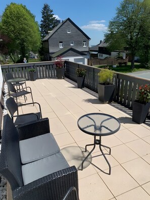 Outdoor dining - Winterberg Lodge: 8 Bathrooms, Near Ski Slopes – Family Retreat in Sauerland (Winterberg)