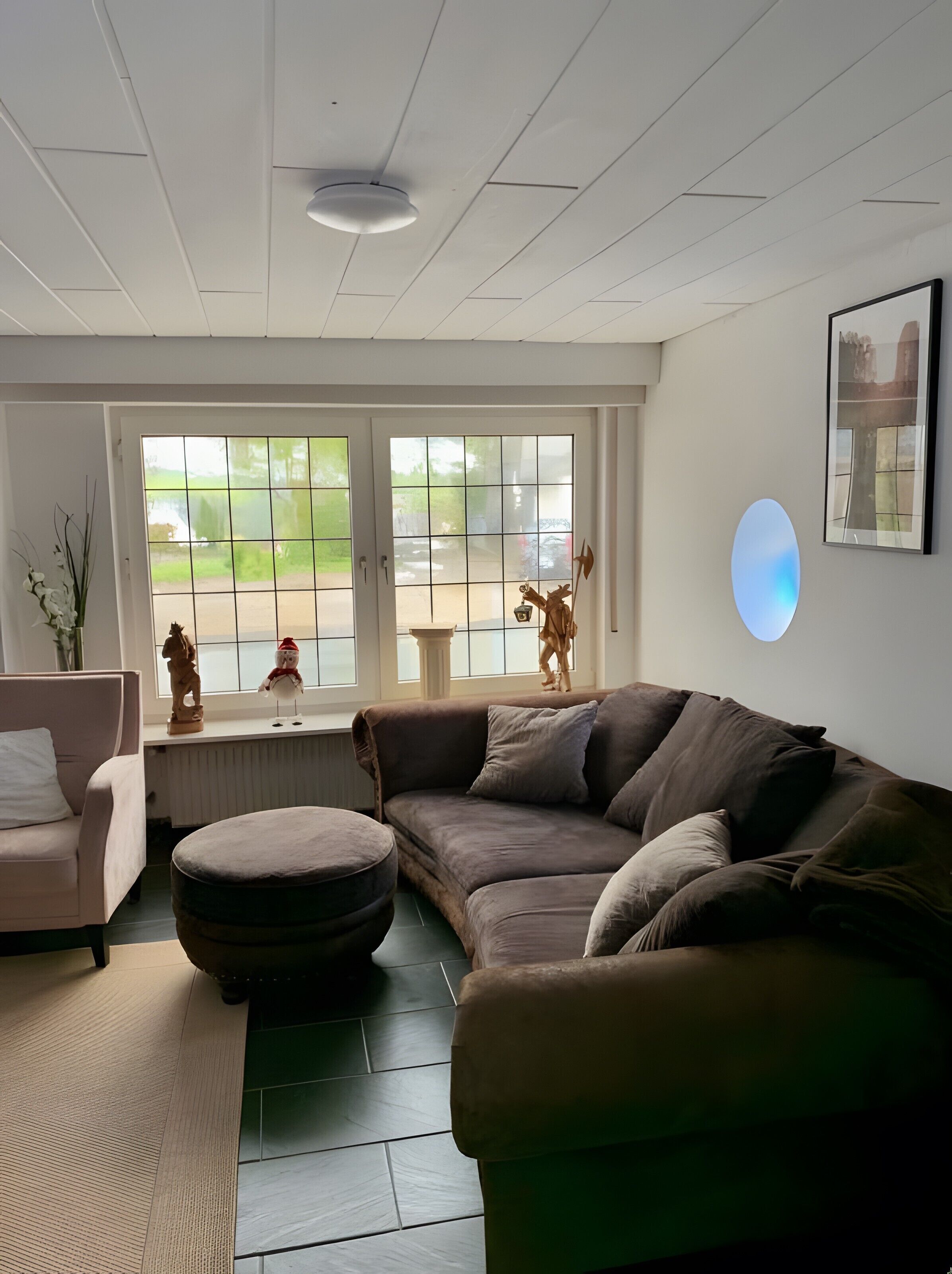 Een televisie en een open haard