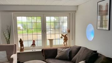 Een televisie en een open haard