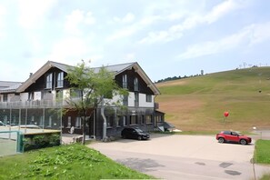 Exterior - Apartment directly on the ski slope and mountain railway, 7 beds, 3 bathrooms, ski in & ski out at F (Feldberg (Schwarzwald))