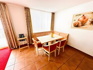 Dining - Apartment directly on the ski slope and mountain railway, 7 beds, 3 bathrooms, ski in & ski out at F (Feldberg (Schwarzwald))