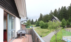 Outdoor dining - Apartment directly on the ski slope and mountain railway, 7 beds, 3 bathrooms, ski in & ski out at F (Feldberg (Schwarzwald))