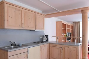 Private kitchen - Apartment directly on the ski slope and mountain railway, 7 beds, 3 bathrooms, ski in & ski out at F (Feldberg (Schwarzwald))