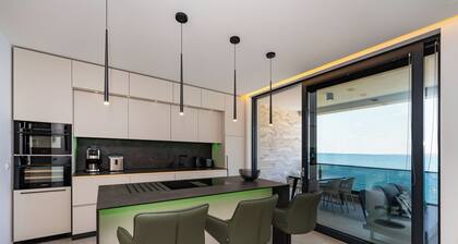Exclusive 4**** penthouse apartment directly by the sea, with 100sqm roof terrace.