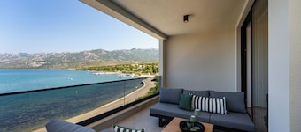 Exclusive 4**** penthouse apartment directly by the sea, with 100sqm roof terrace.