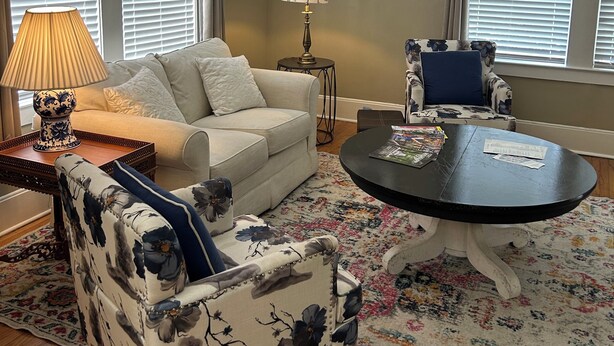 Living area - Stylish 2 Bedroom Apartment (Vicksburg)