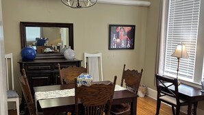 Dining - Stylish 2 Bedroom Apartment (Vicksburg)