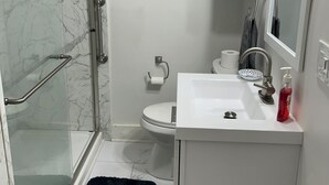 Hair dryer, towels, soap, toilet paper - Stylish 2 Bedroom Apartment (Vicksburg)