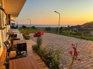 Outdoor dining - New apartments, 1-bedroom, suitable for up to 4 guests
Luxury sea-view balcony (Durrës)