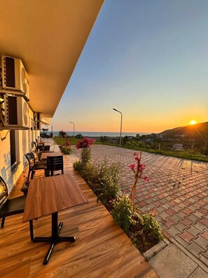 Outdoor dining - New apartments, 1-bedroom, suitable for up to 4 guests
Luxury sea-view balcony (Durrës)